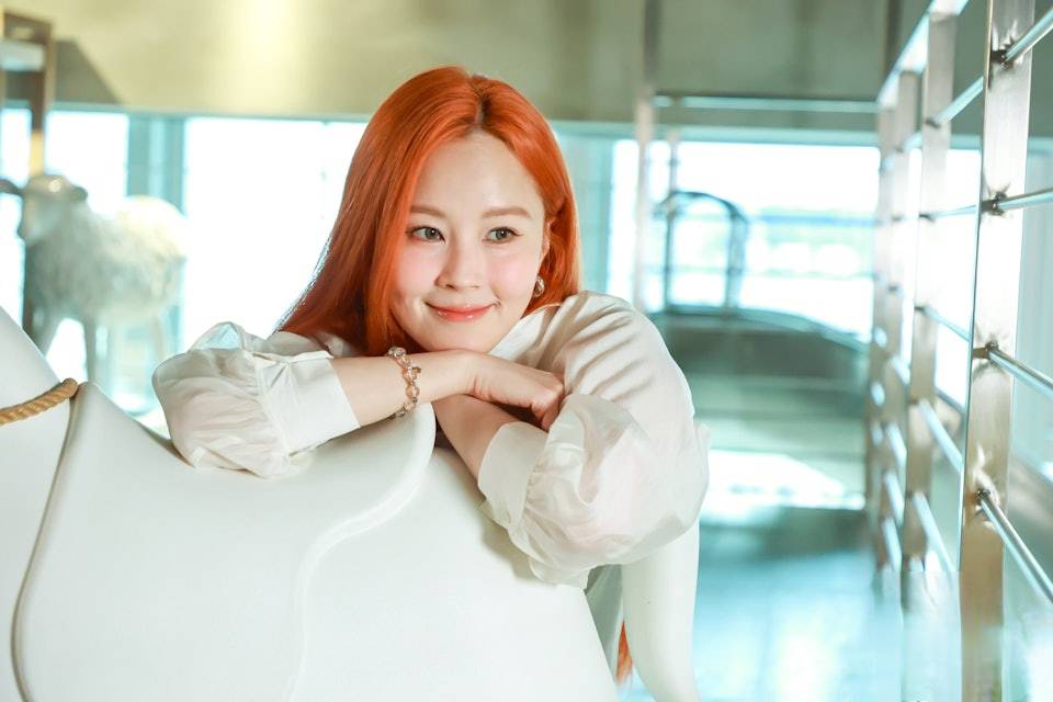 原创            25年委屈一次说尽！香港女星自曝闪过轻生念头，出书被逼骂前队友，遭全网围攻3个月