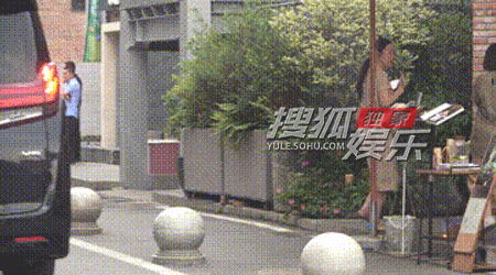 霍思燕与杜江外出聚餐 穿碎花茶歇裙温婉有韵味