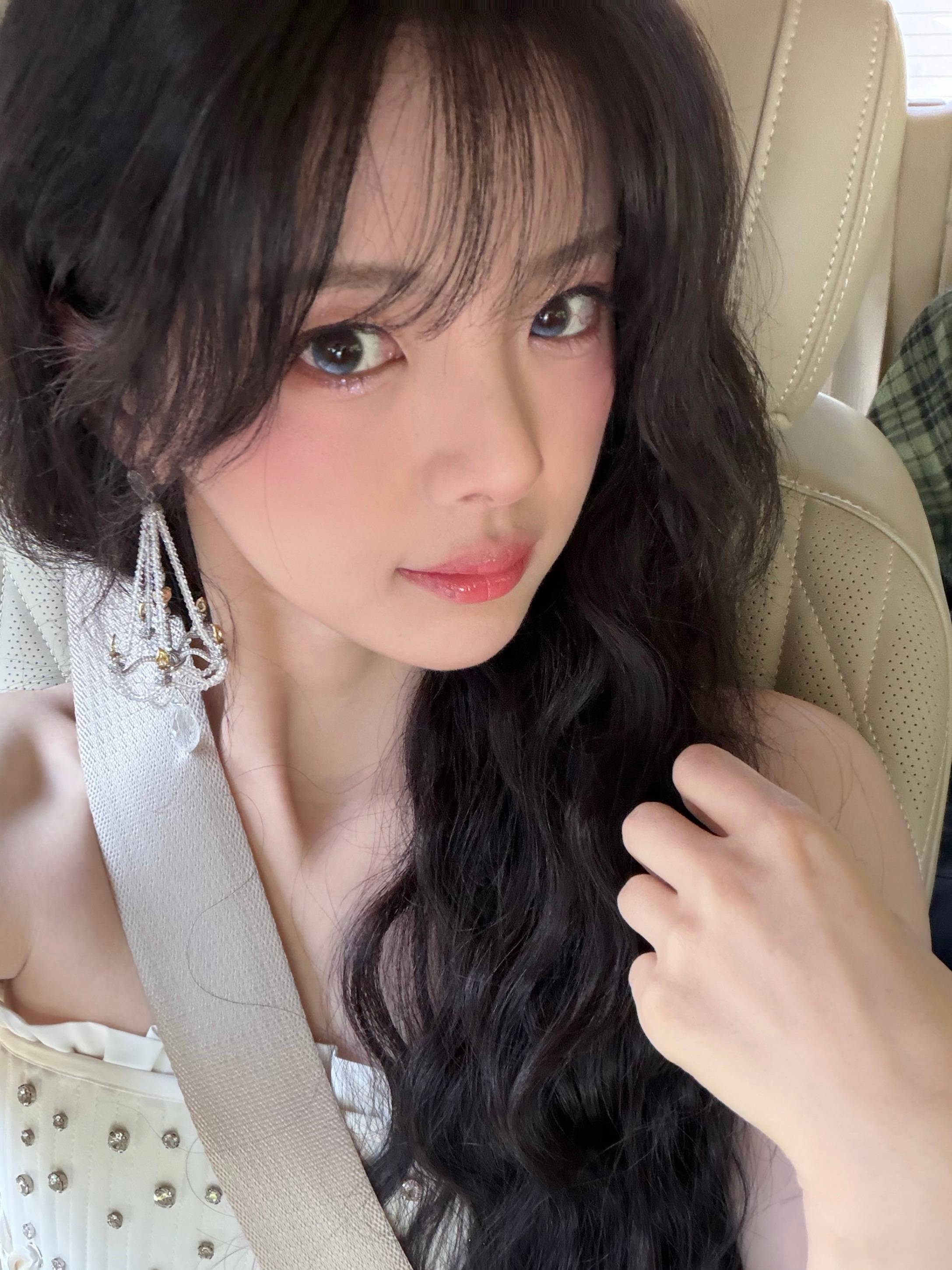 杨超越穿白色抹胸裙优雅大方 脸颊比心表情娇憨灵动