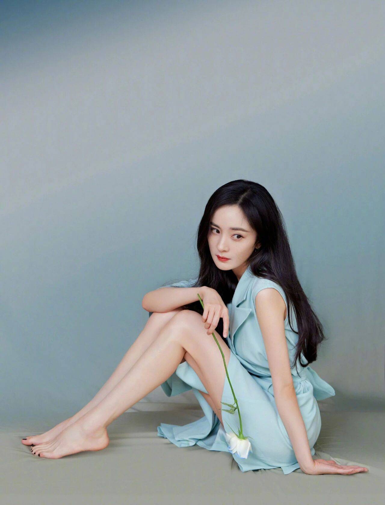 杨幂的美腿不需要怀疑自带风情
