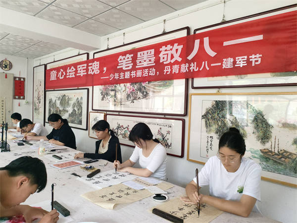 童心绘军魂 笔墨敬八一 卉影书画艺术工作室开展八一主题少年公益书画活动