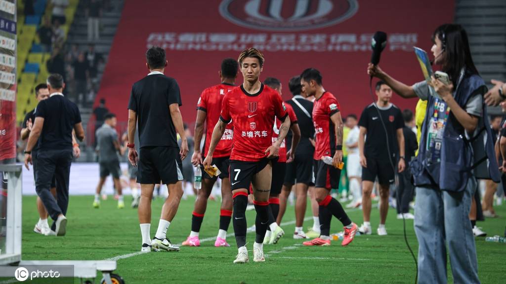 韦世豪回应成都球迷倒戈：非常伤心 会把奖杯奉献给球迷