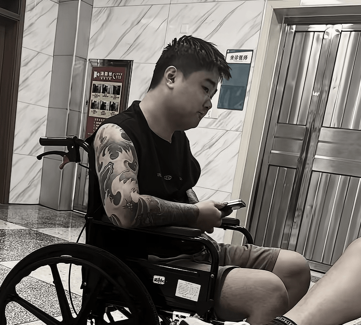 原创            湖南网约车司机“康少”去世，仅27岁，每天跑晚班车熬通宵，满身的刺青