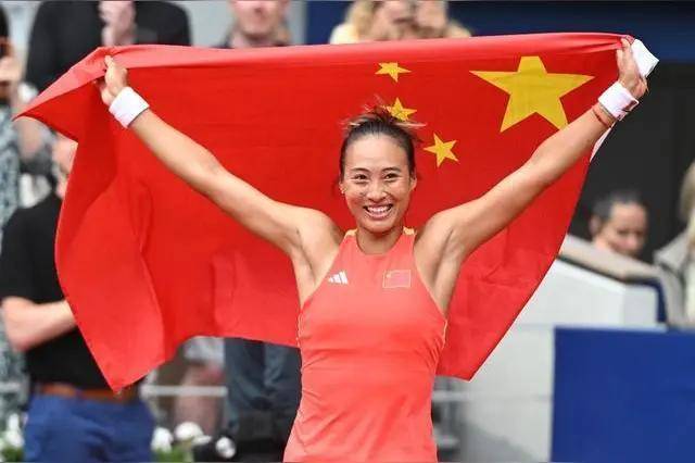 央视直播有变！郑钦文晋级中网4强4大利好，毕竟斯维托丽娜32岁了！