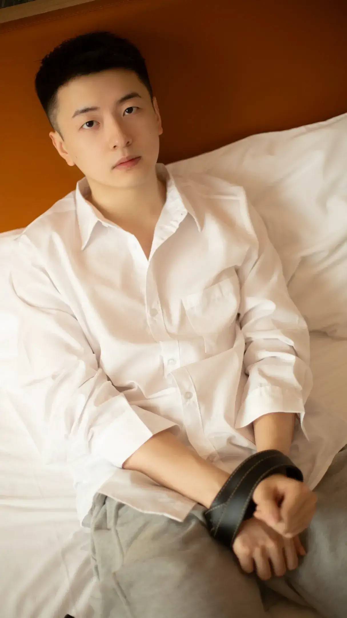 身姿挺拔,气质超凡:徐振宇诠释男人魅力的新标准