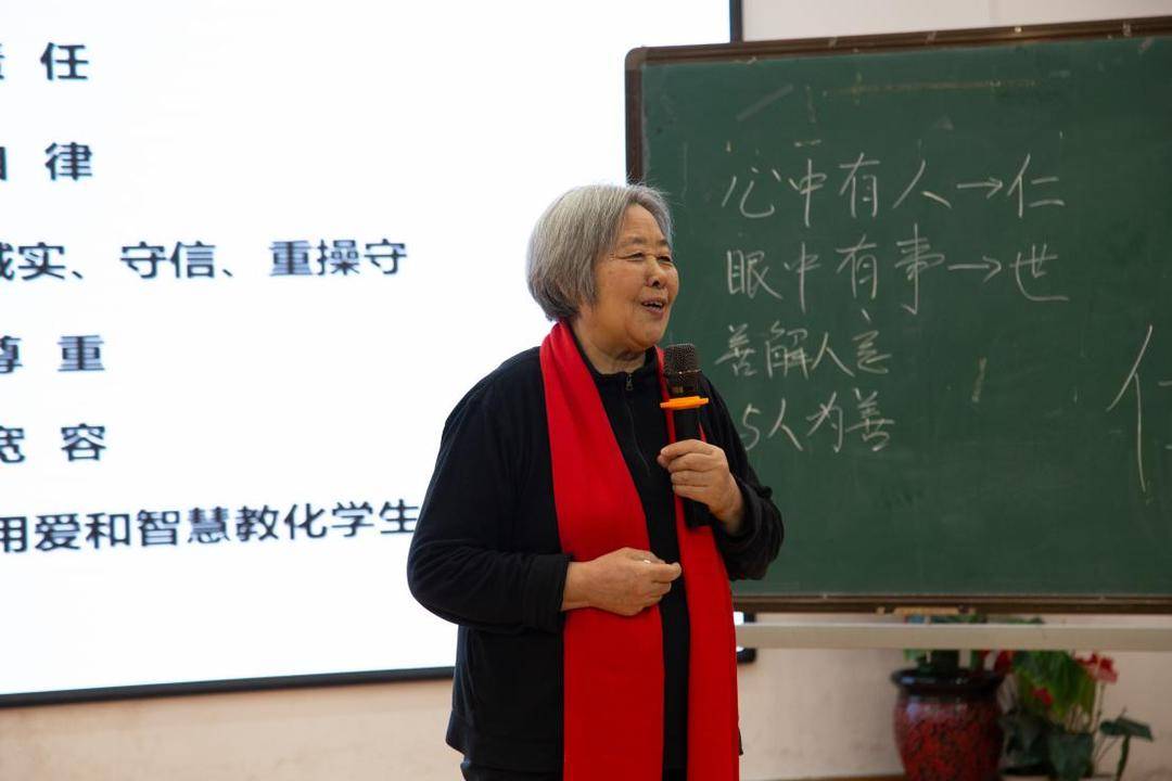 【清廉学校建设】全国家庭教育先进个人周慧玲老师走进新密八一红军