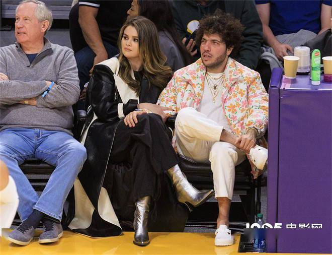 赛琳娜官宣恋情后与新男友亮相 对视甜笑大秀恩爱_本尼·布兰克_比赛