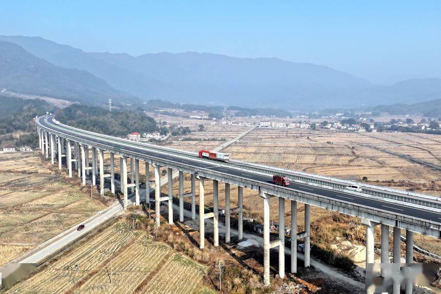 江西省宜丰县黄垦镇,潭山镇交界处,纵横交错的武吉高速公路,s221省道