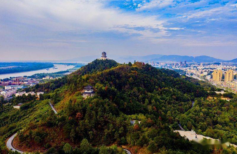 文化深厚,名人辈出,素有"诗人之窟,文章之府,气节之乡"的美誉,现代又