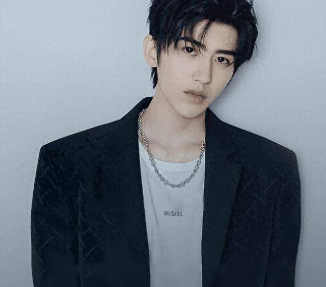 公布排名时安崎坐凳子差点摔倒,蔡徐坤的反应暴露人品,活该你红_音乐