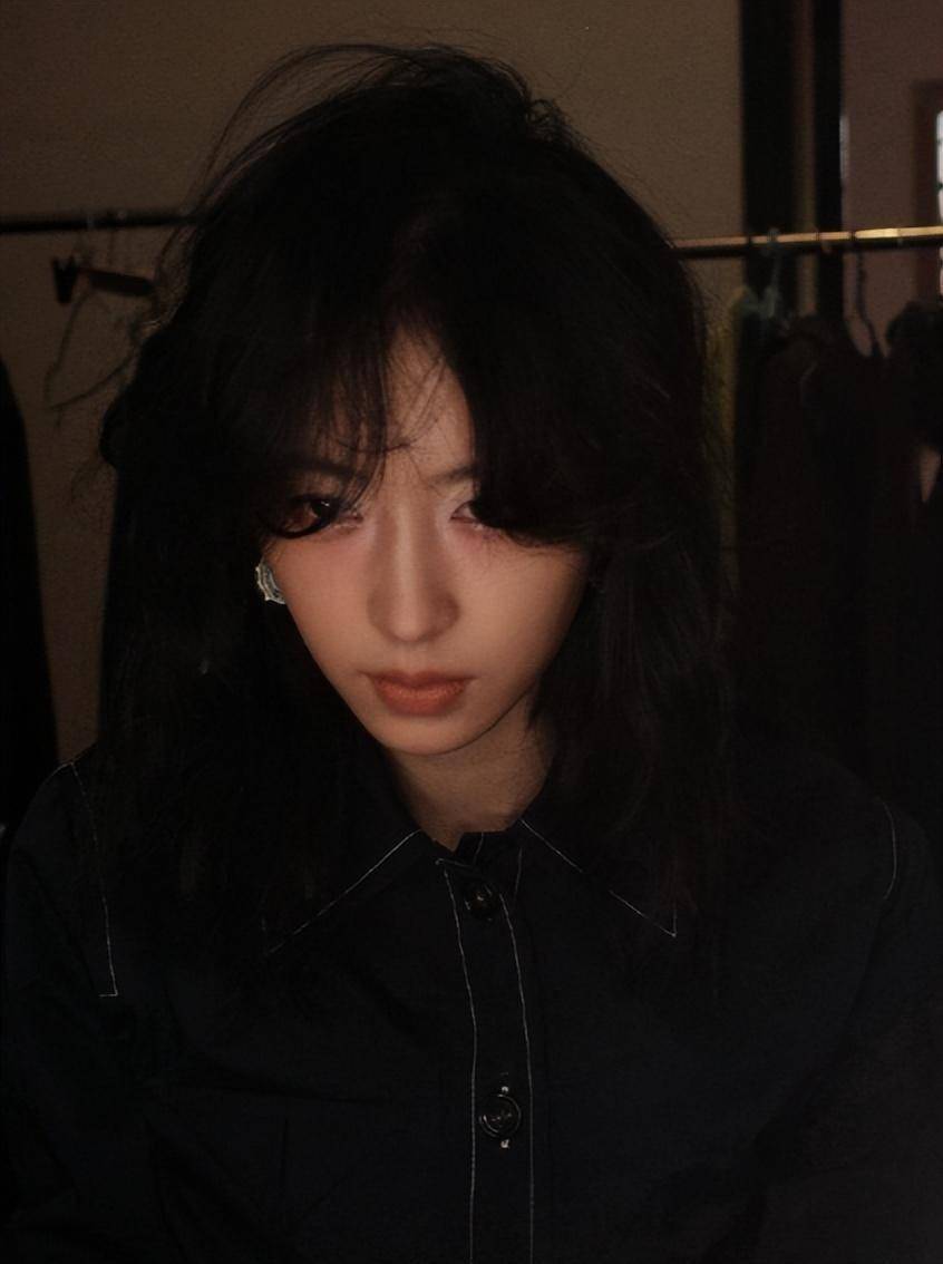 周雨彤出生于安徽省淮南市,毕业于上海视觉艺术学院表演系,2013年凭借