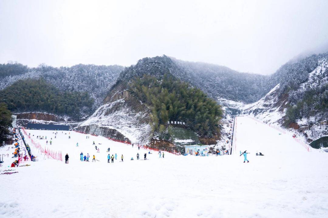 铜铃山滑雪场图片