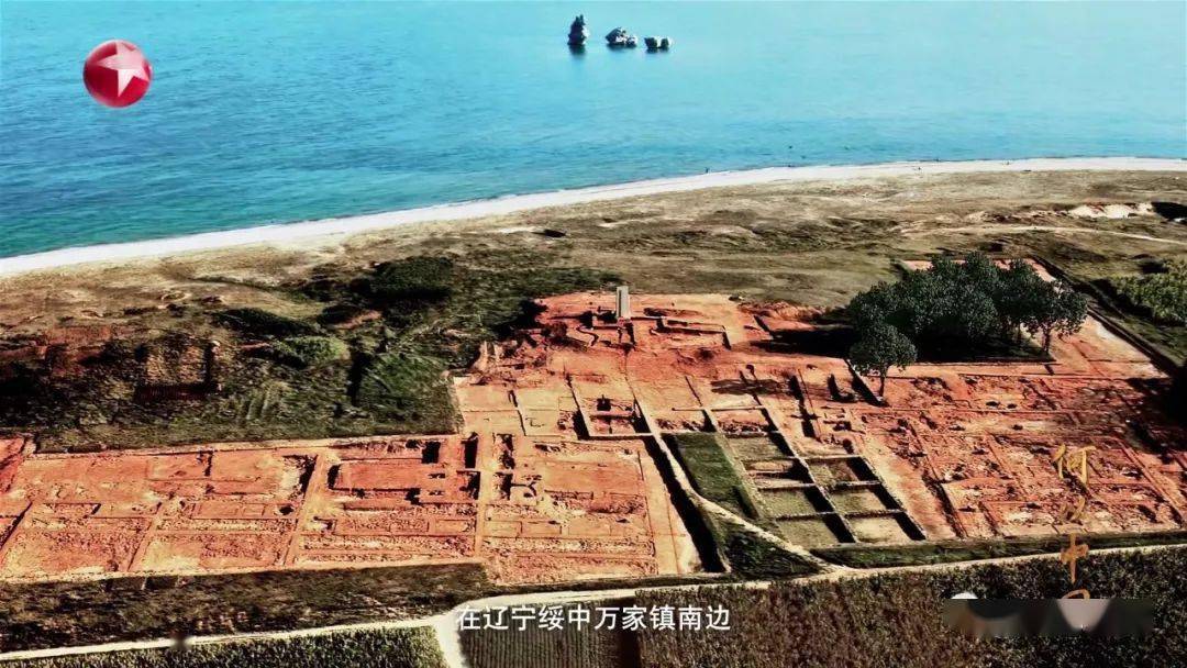 在辽宁绥中万家镇南边,考古学家发现了六组相互关联的秦汉建筑遗址