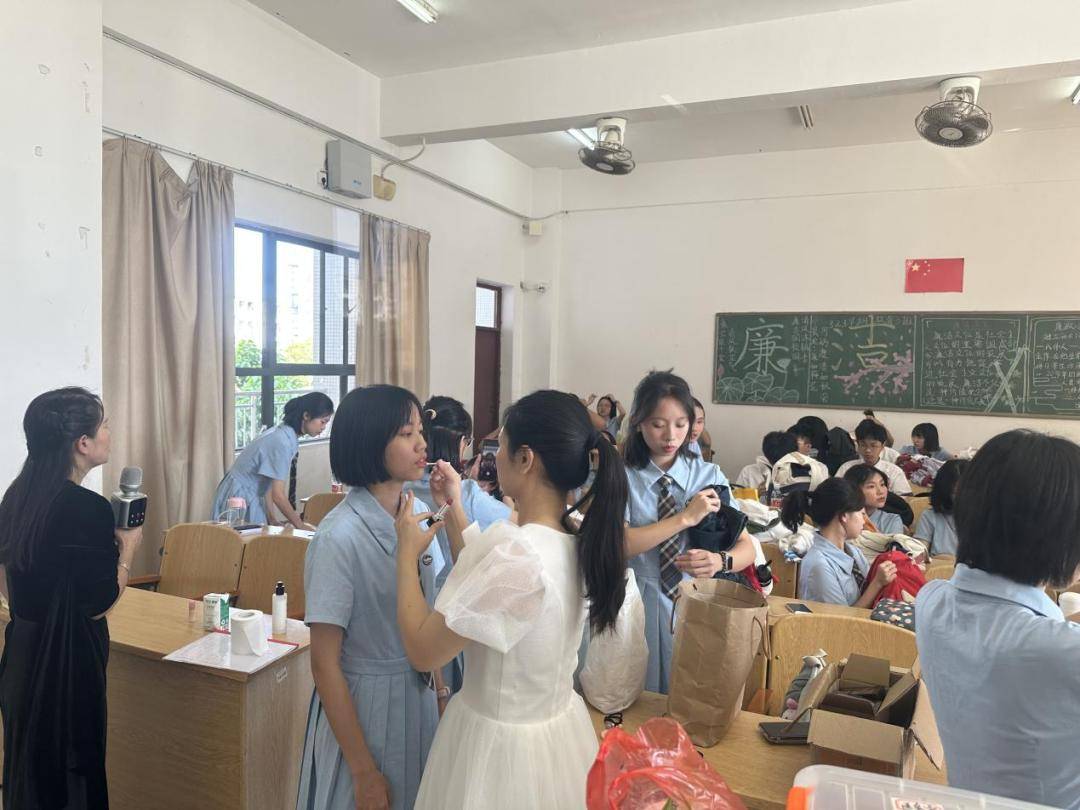 賽前音樂科組老師們為團員們化妝▲決賽現場▲隊員於茂名幼兒師範