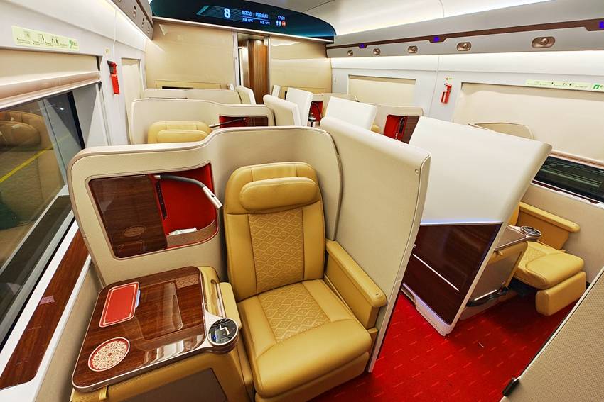 龙年喜迎"龙凤呈祥" cr400bf-z型智能复兴号动车组 首次配属我国西北