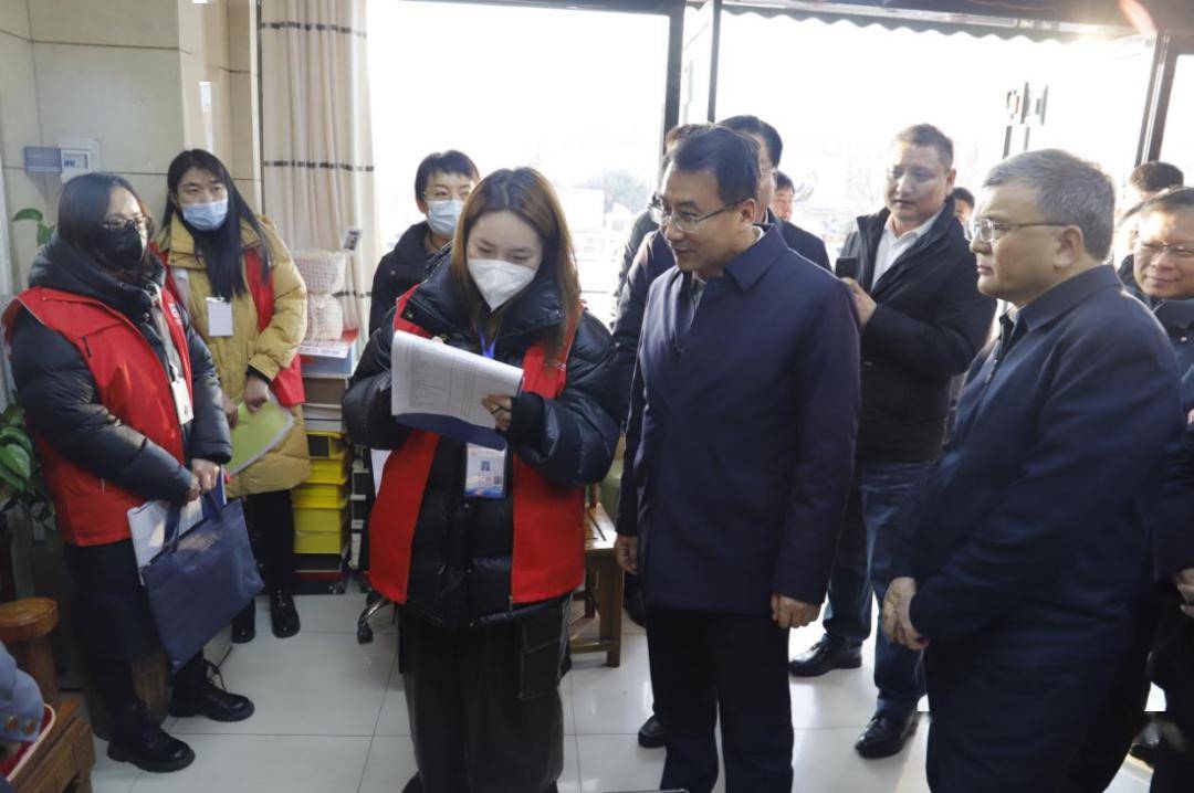 1月4日下午,滕州市委副书记,市长周刚下沉镇街调研五经普入户登记工作