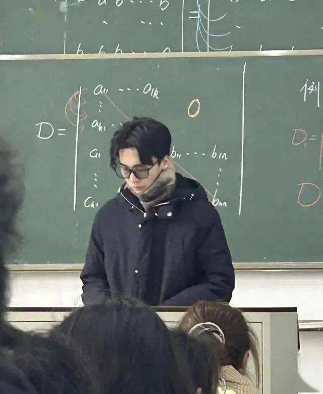 大学男老师因"太帅"火了,堪称浓颜系天花板,每堂课座无虚席_家长_时间