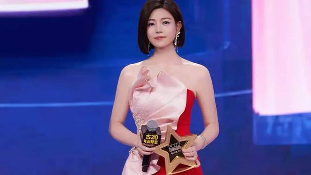 陈妍希以她瘦了十斤的体重,成功地迎接了国剧盛典年度优秀演员奖_挑战