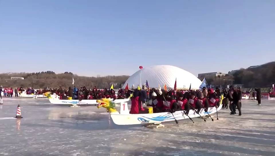 燃情冰雪季·赏冰乐雪在龙江｜冰上龙舟在镜泊湖风景区开赛
