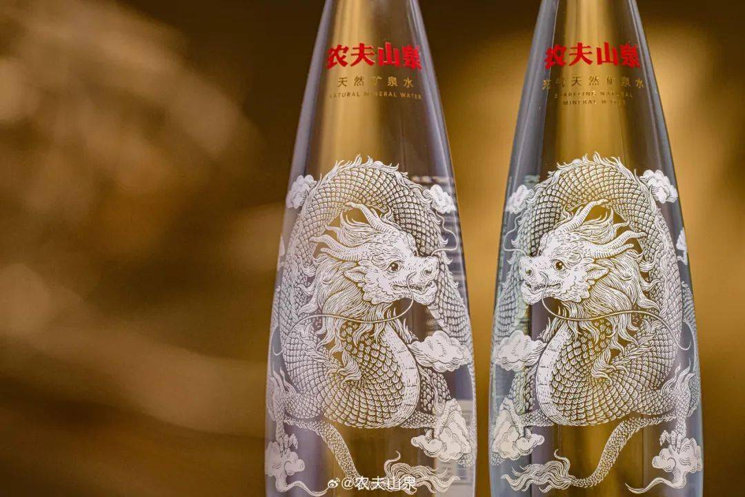 设计| 农夫山泉2024龙年典藏版玻璃瓶水包装发布!_生肖_主题_品牌
