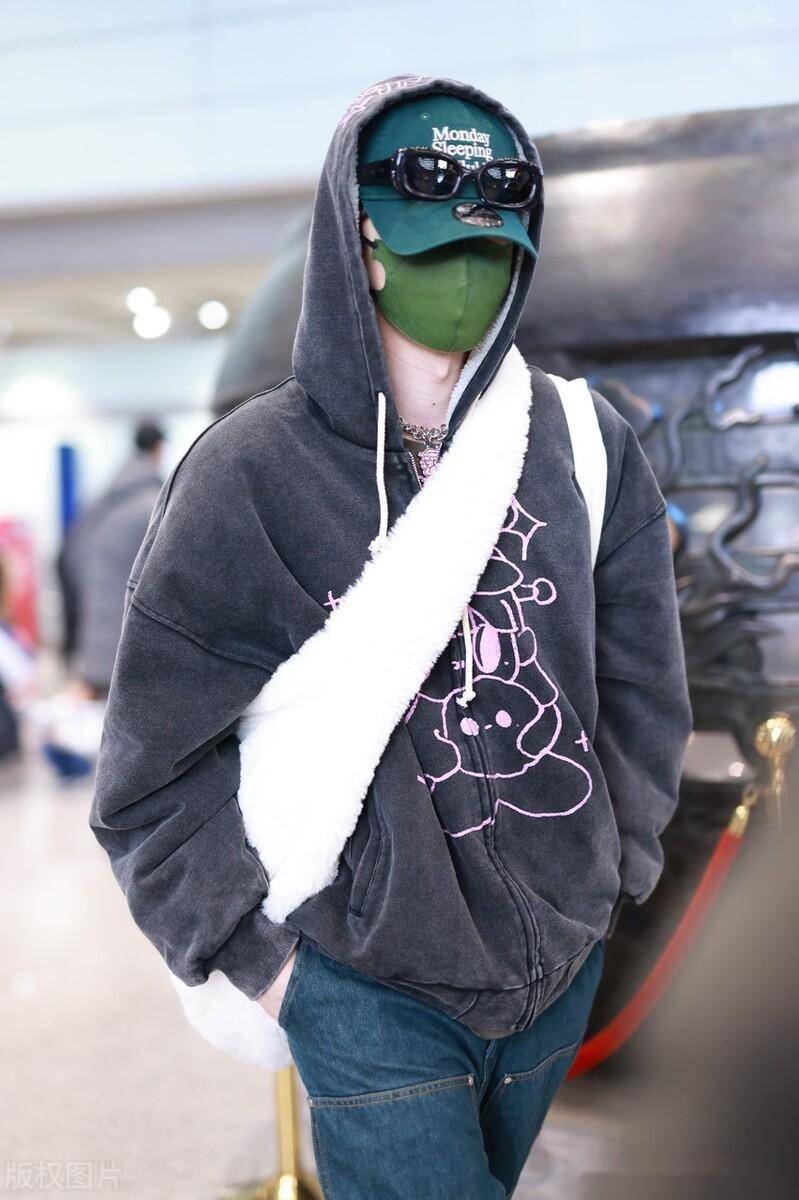 白敬亭身穿连帽卫衣开衫 牛仔裤 棒球帽 墨镜 斜挎包率性休闲