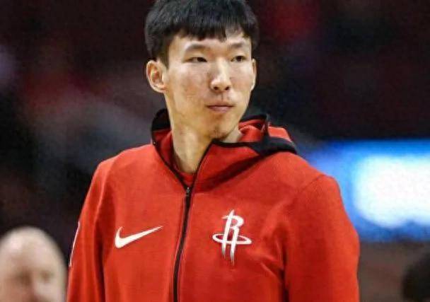 第一段中,通过简要概述周琦的伤情,向读者介绍了事件的核心内容.