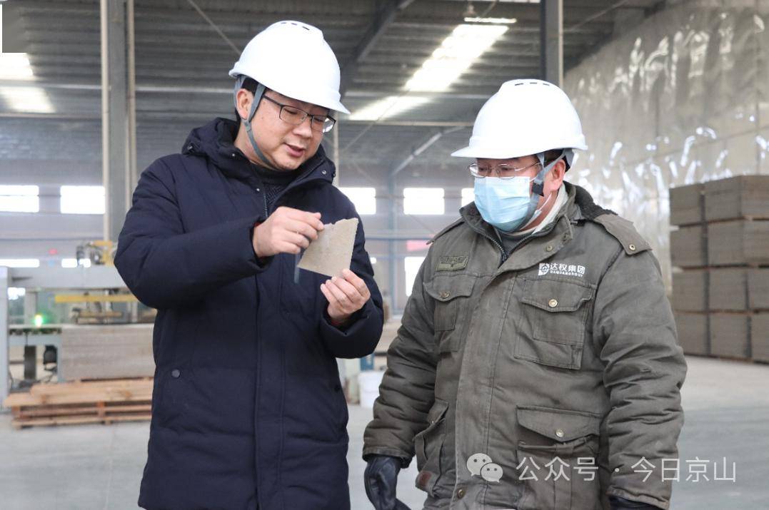 近日,记者走进湖北达权绿色房屋建材集团有限公司生产车间内,杨升