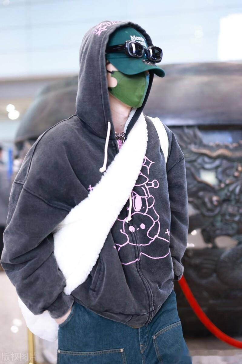 白敬亭身穿连帽卫衣开衫 牛仔裤 棒球帽 墨镜 斜挎包率性休闲