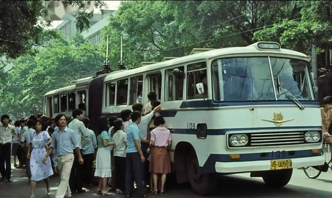 一组令人恍如隔世的老照片,80年代的中国,街上跑的都是这些车!