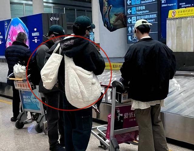白敬亭被拍到大包小包的,网友直言:这是去哪进货去了?_照片_意见_喉结