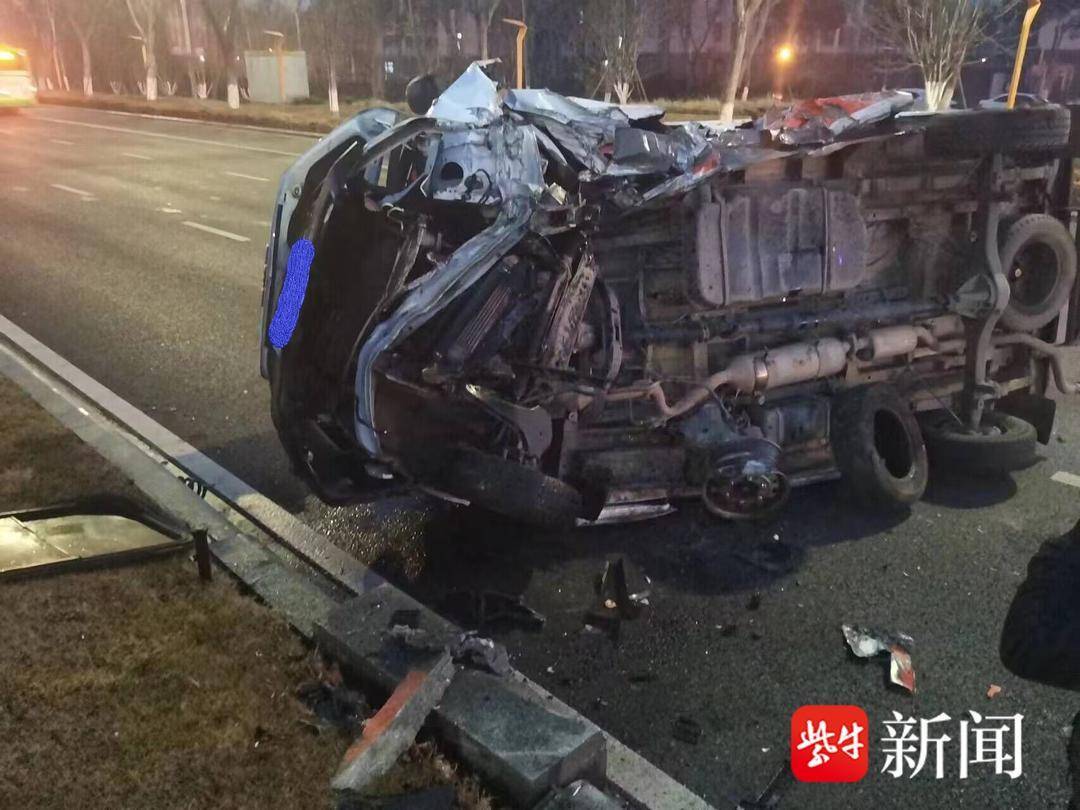 開車之時司機打起了瞌睡,麵包車撞上路牙