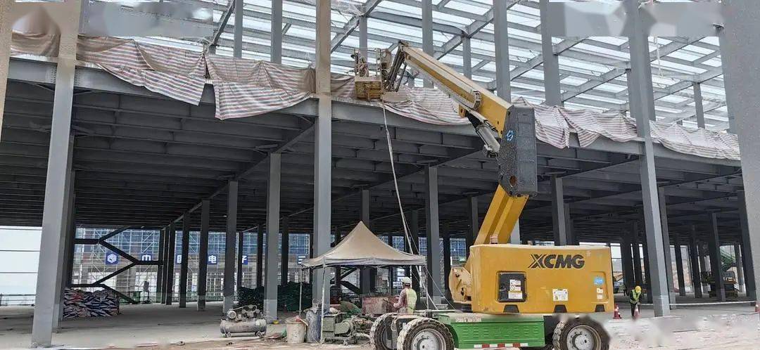 記者在杉金光電項目產業園內看到,鋼結構的廠房已搭建完成,施工人員