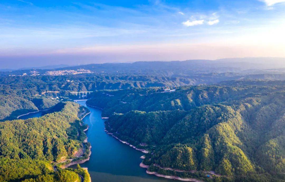 秋季时又像川西的公园一个有着千野草场,大风堡等诸多美景在这里,你能