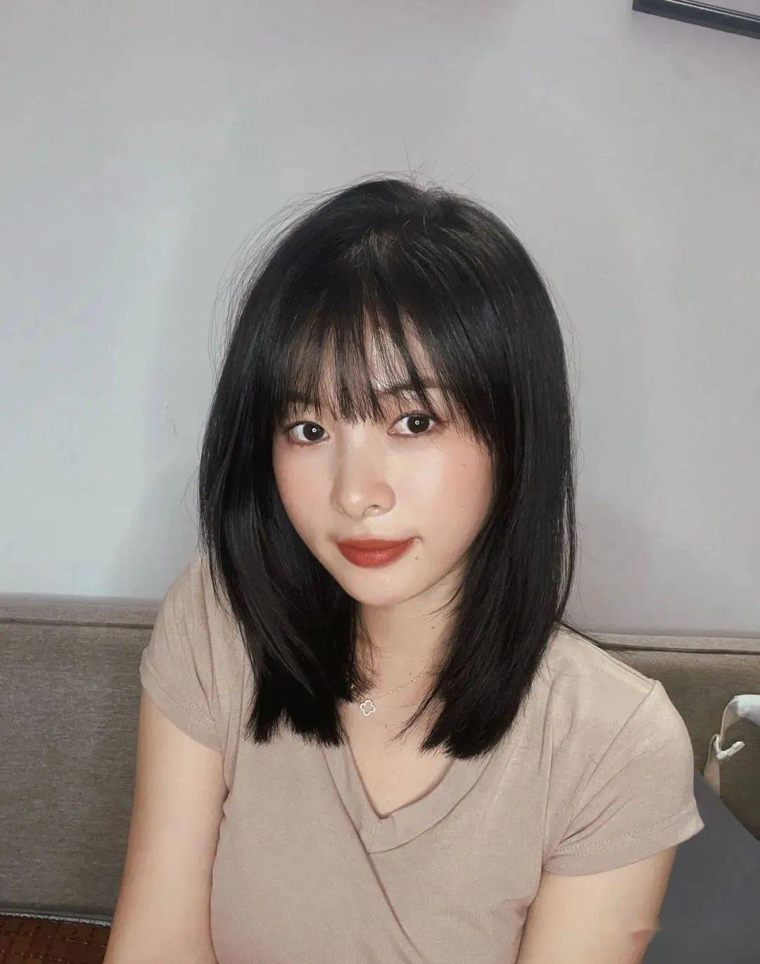 不烫也能够美艳四方发型的设计非常的性感撩人直男看了都无法自拔
