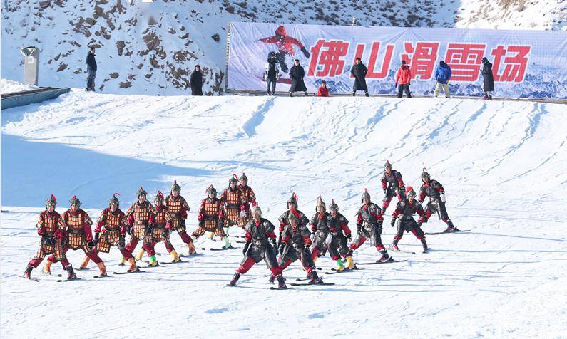 2023年12月28日,滑雪運動愛好者在甘肅省張掖市山丹縣佛山滑雪場盡享