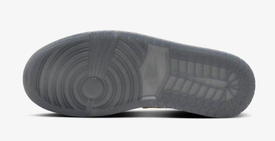 金色鞋舌刺绣jumpman logo,缎面鞋口里料等细节满蕴精致,增添龙年喜气