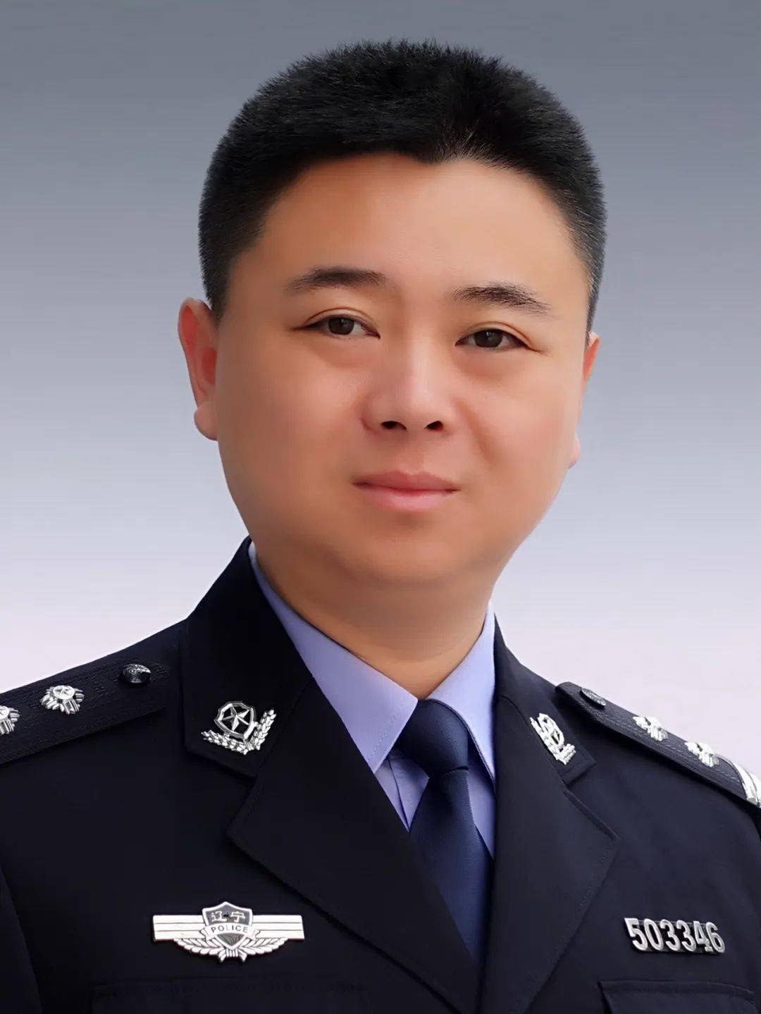 本溪市公安局溪钢分局一级警长,中国法学会会员,公安机关高级执法资格