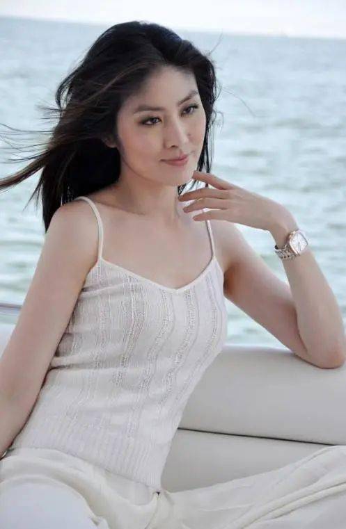 46岁陈慧琳"冻龄"颜值太真实,皮肤嫩得出水,坦言护肤无非2点