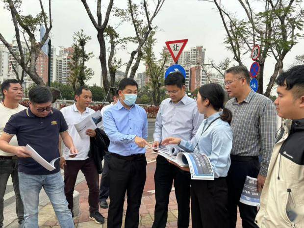 1月9日,石岐街道党工委书记徐成彬带队到岐头村,张溪村调研,党工委