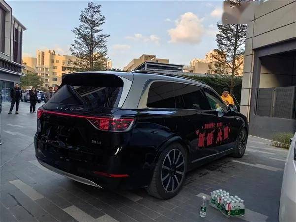 问界m9当婚车:尾灯大红双喜应景_搜狐汽车_搜狐网