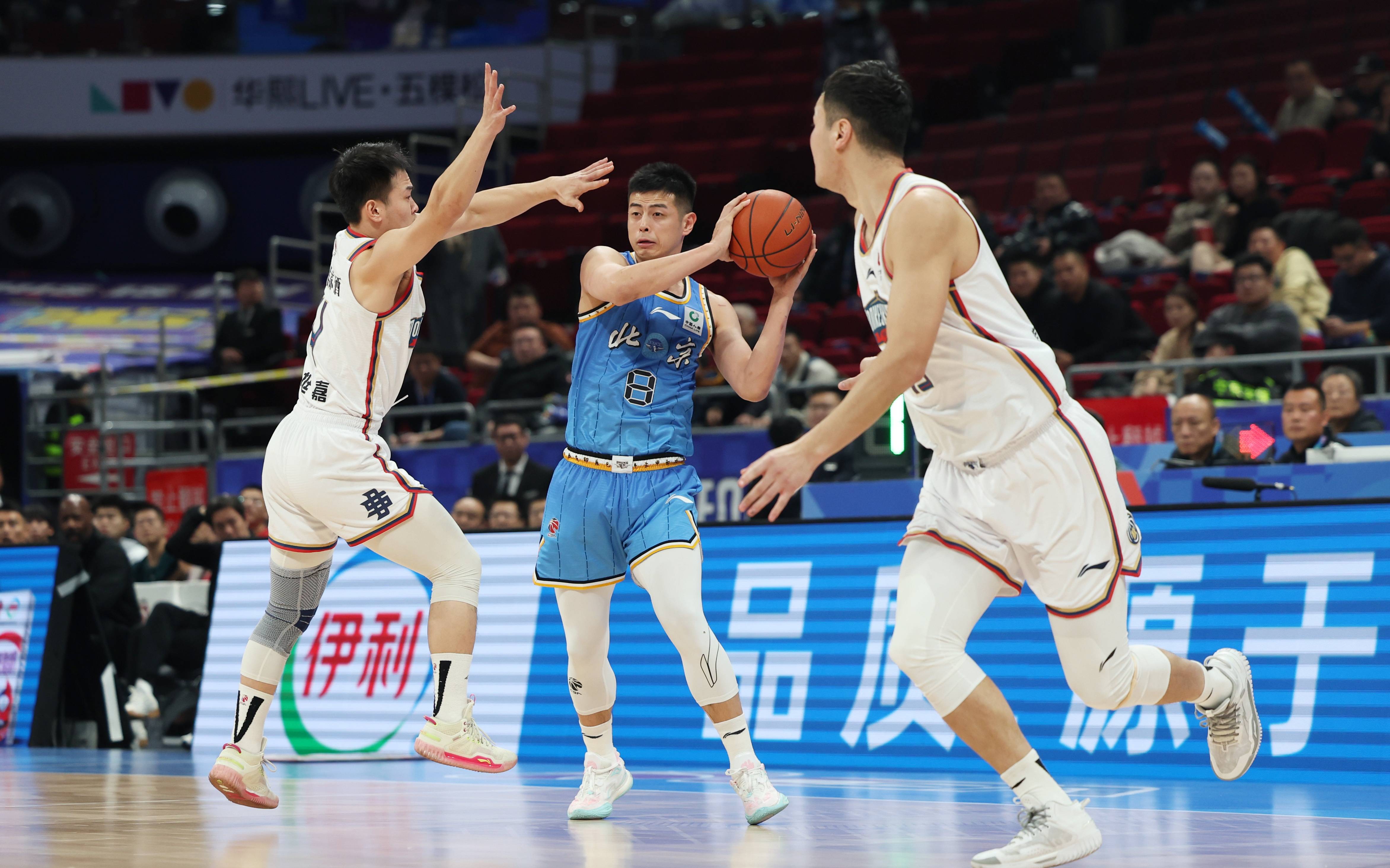 刘晨)针对北汽男篮主场与南京同曦一战方硕推搡对手被判夺权犯规一事