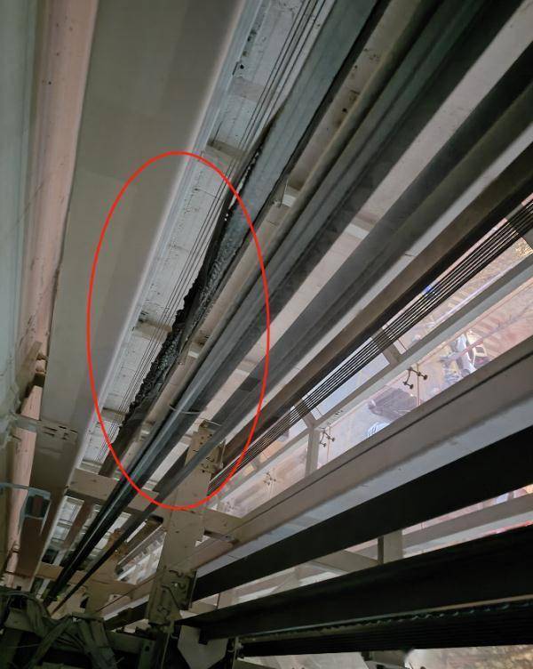 郑州一酒店观光电梯运行中起火_突发_生活_老人