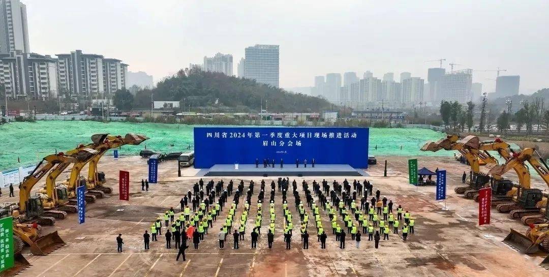 在眉山天府新區建國汽車城市商業體項目現場舉行