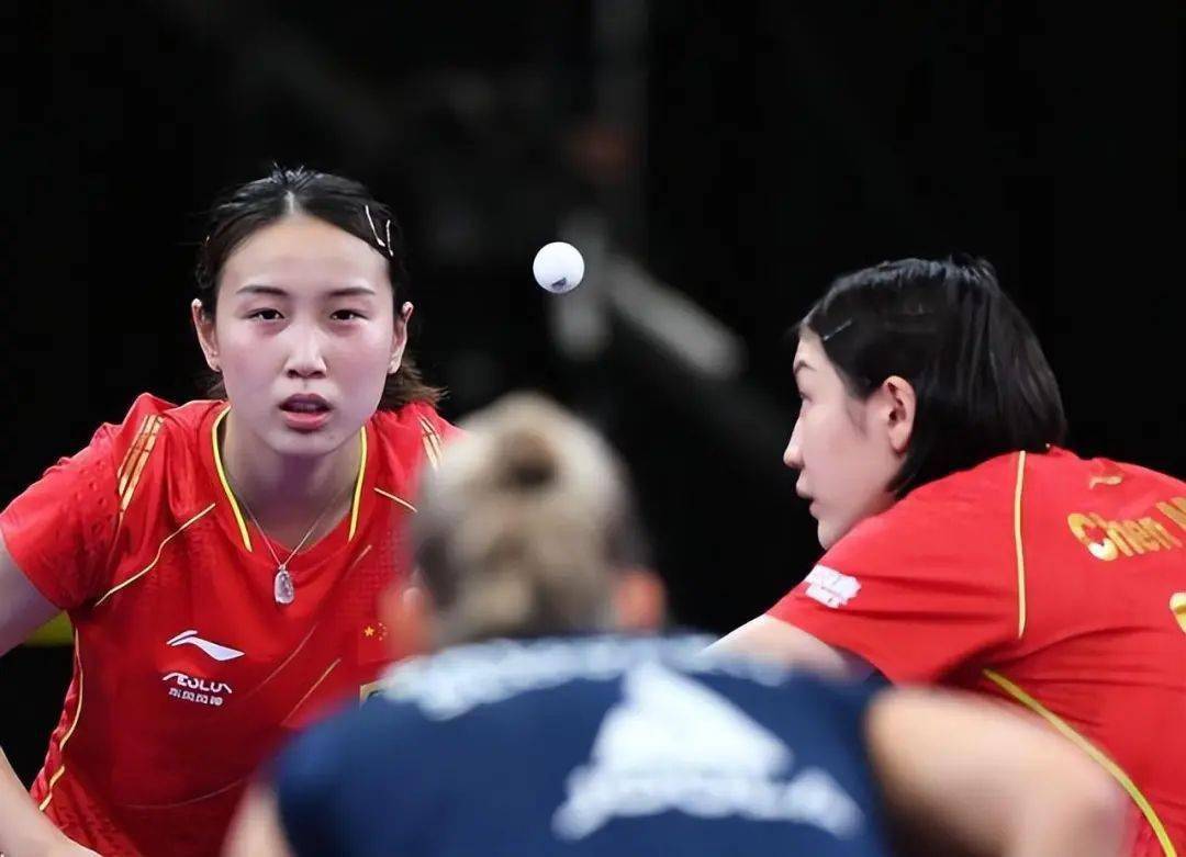 倪夏莲的打法极具特色,她采用的是长胶倒板打法.