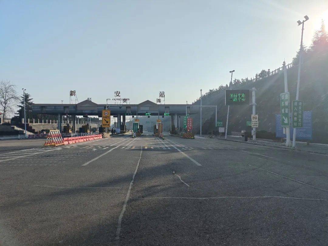 大队微博微信平台,高速公路沿线电子显示屏等途径获取道路通行信息