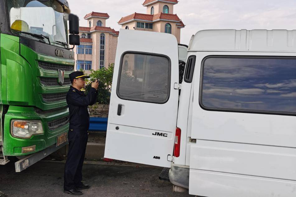 面包车变身"加油车",危险又违法!