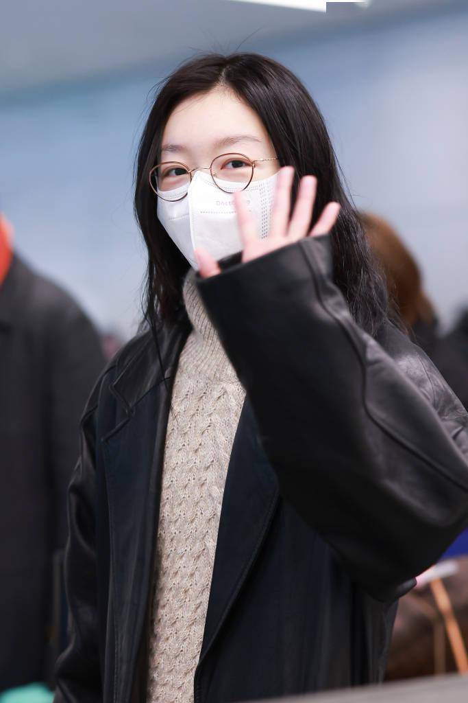 2024年1月11日,上海,周冬雨结束《w》杂志年度盛典行程现身上海虹桥