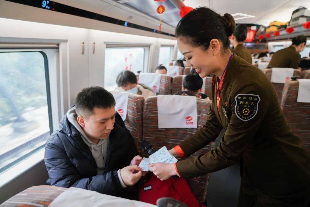 复兴号智能动车组开进青藏高原_武汉_次列车_西宁