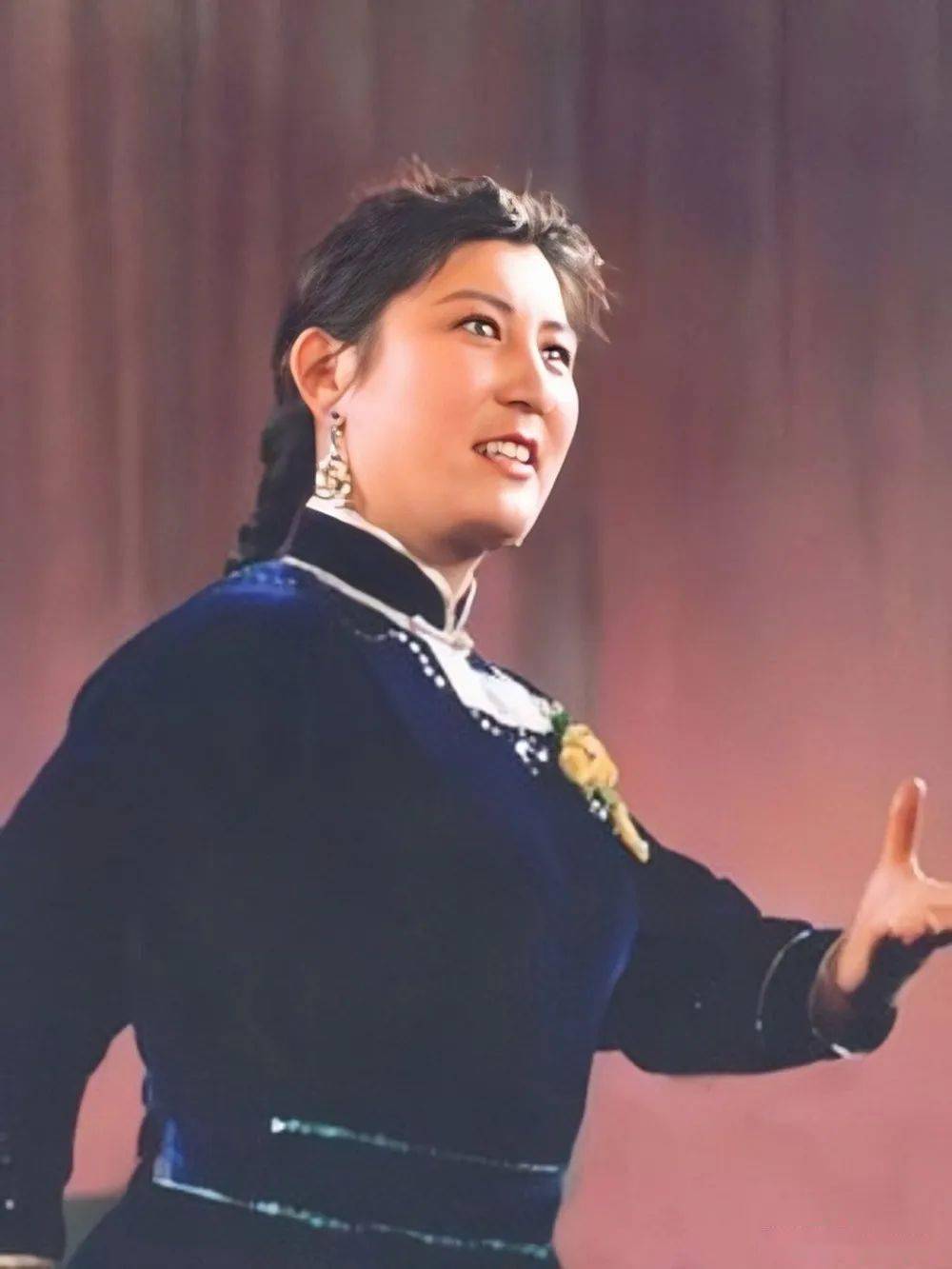 蒙古族女歌唱家德德玛图片