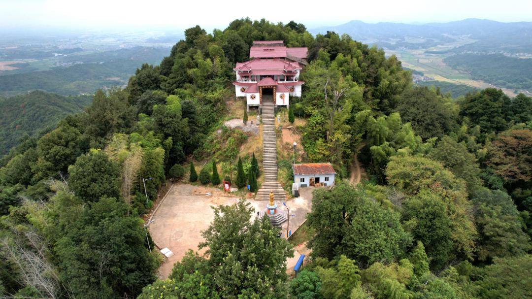 寺廟位於一堵圍牆內,從遠處看去,聳立在峰頂的這堵圍牆以及寺廟就像